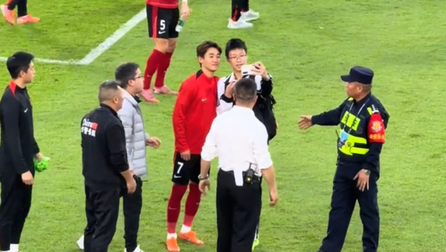 中超温馨一幕！小球迷冲场被拉住，韦世豪示意安保松手满足合影