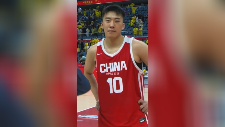 王俊杰国家队表现出色，赛后采访侃侃而谈