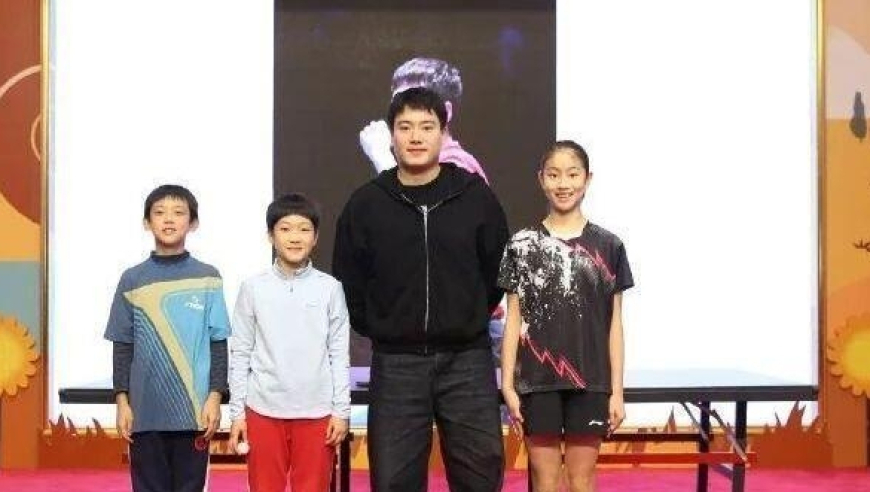 普天同庆！梁靖崑儿子在学校乒乓球比赛中得冠军，他亲自去学校颁奖