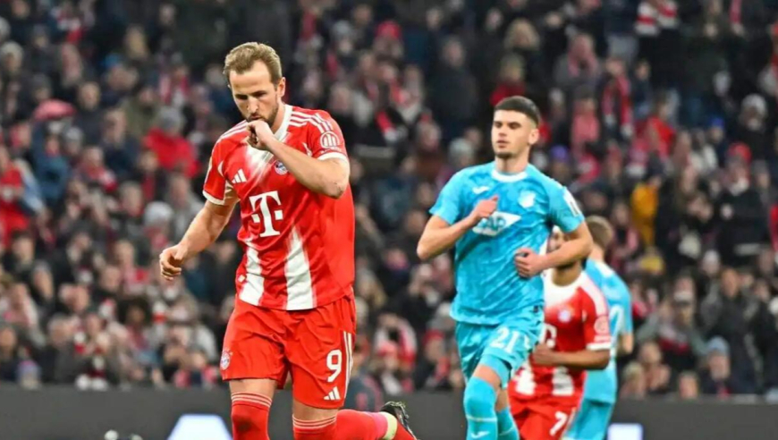 德甲-6分领跑！拜仁5-1十人霍芬海姆，迪亚斯戴帽+两度造点，凯恩点球双响