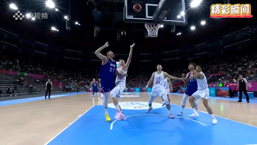 强势回应！付豪三分自信命中 胡金秋直接强攻付豪打成2+1