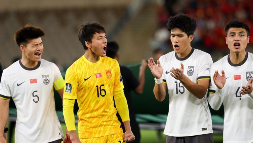 越南0-3国足无缘决赛！看看越南球员怎么说，头号球星跪地道歉！