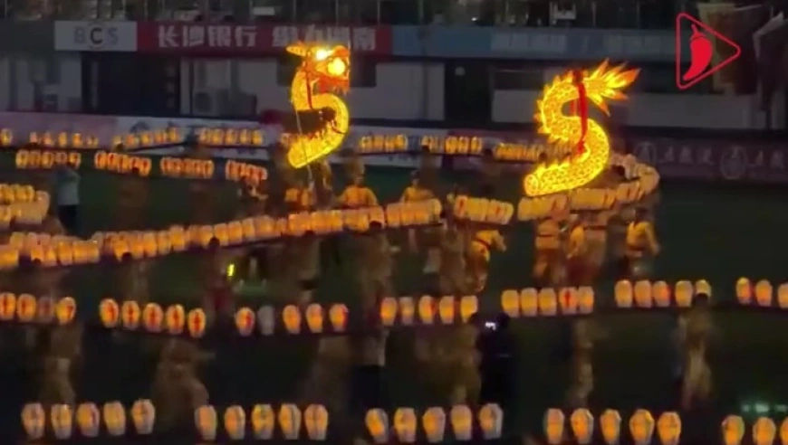 19日晚，湘超第6轮张家界队主场对阵长沙队，赛前国家级非物质文化遗产板板龙灯点亮张家界主场