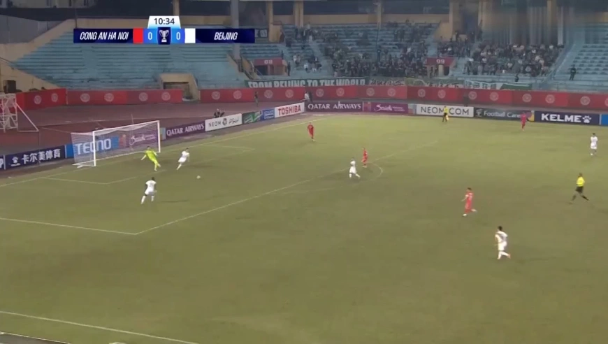 离谱！还原河内公安门将卡里乌斯式超巨失误送大礼，北京国安全队笑翻