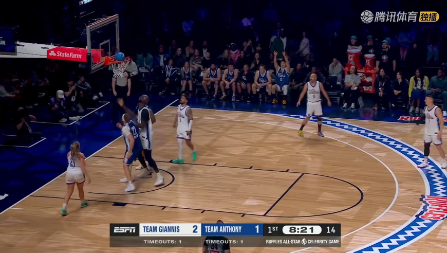 这谁打的过？法尔顶着防守大步流星双手背扣 对手马上回应一记三不沾