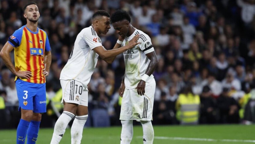 马卡：维尼修斯抢罚点球破坏了姆巴佩戴帽的机会，后者无表示