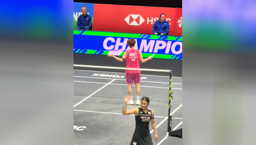 直击全英｜王祉怡夺冠最后一球 挥舞球拍激情庆祝