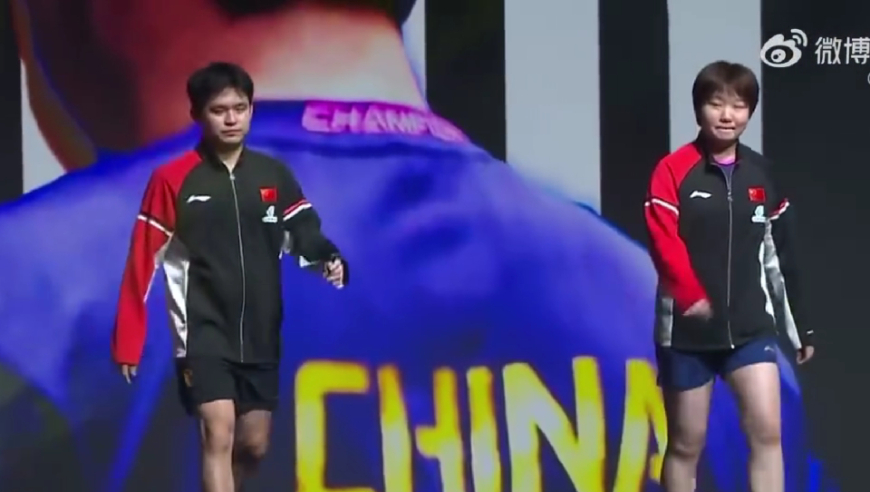 笑喷！林诗栋蒯曼赛前面对面出场努力憋笑，小石头憋到内伤大丫头笑场