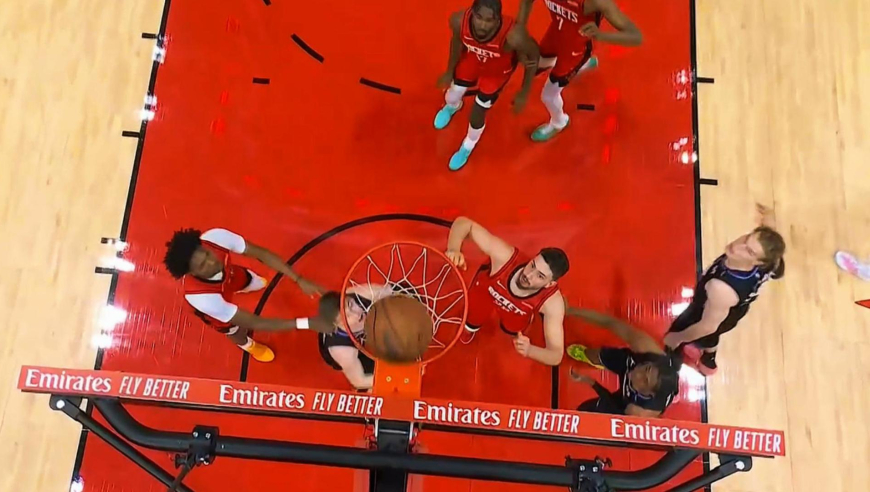 主打抽象！杜兰特开场助攻小贾命中三分 随后申京被封盖+失误丢球