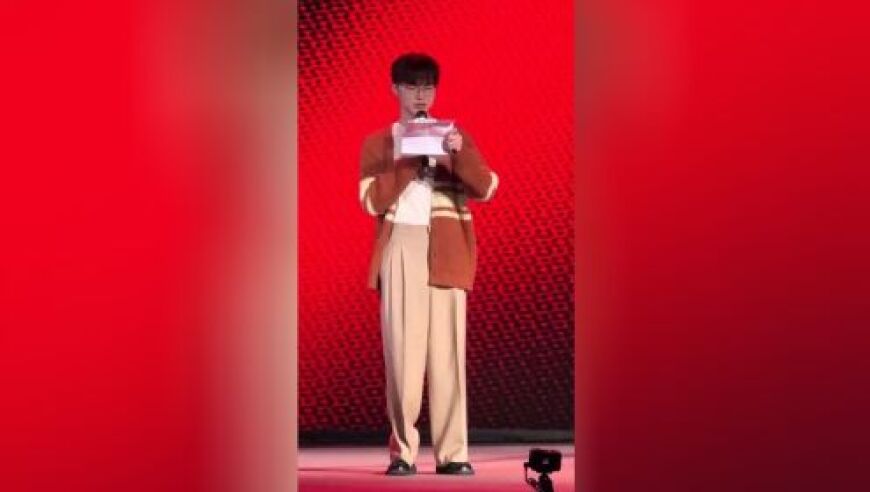 Faker有心了，见面会为粉丝准备了两封中文信，还用中文念出来