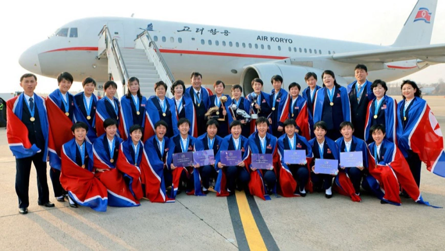 世界冠军凯旋！朝鲜U17女足载誉归国 平壤市民深夜涌上街头迎接