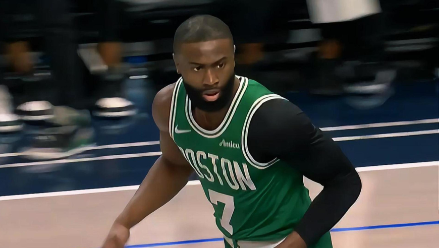 强到离谱！杰伦布朗抢断弗拉格反击扣篮 开场五分钟时间轰下12分