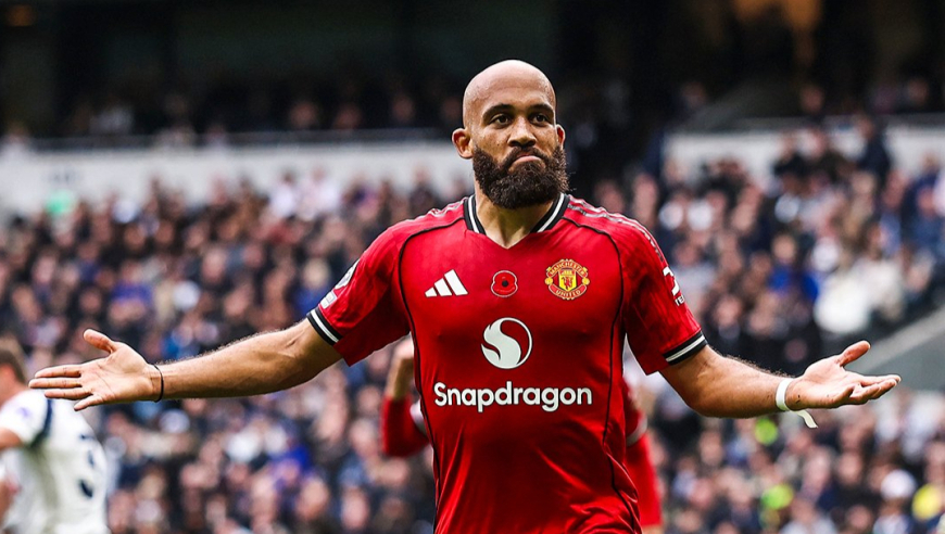 还得自己来！曼联悍将喂饼没队友跟上，随后头槌连击破门摊手霸气庆祝