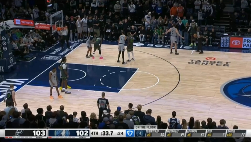 一槌定音！爱德华兹单挑文班亚马绝杀马刺全过程，全场彻底沸腾