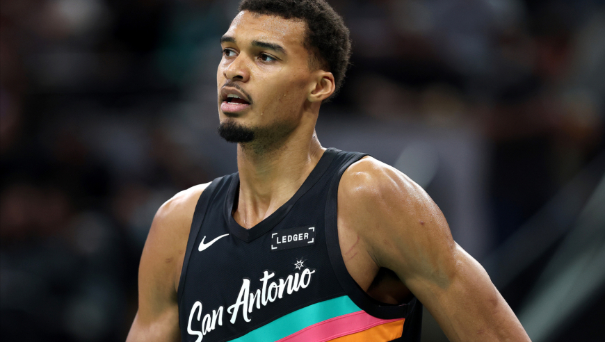 马刺开局轰出11-0攻击波 文班亚马开局2分钟送3记火锅