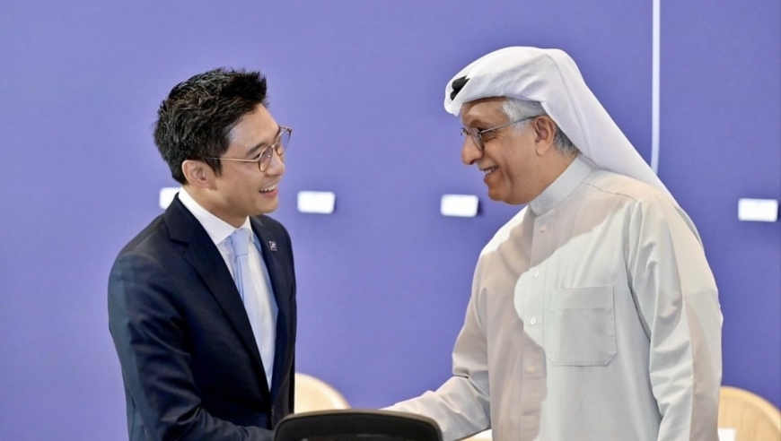 79岁霍震霆获亚洲足协钻石奖，霍启山在场见证，与父同台直言感动