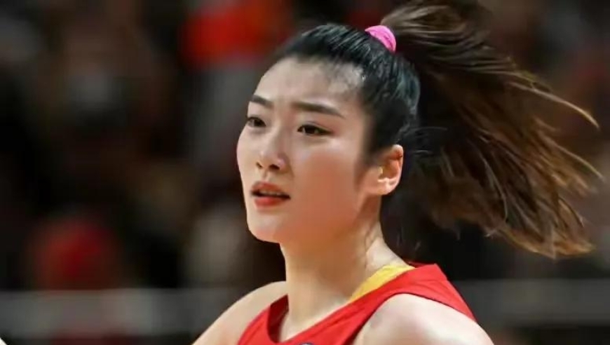 中国女篮三大消息！大运队载誉归国，邵婷亲自接机，李梦全运会证明之战！