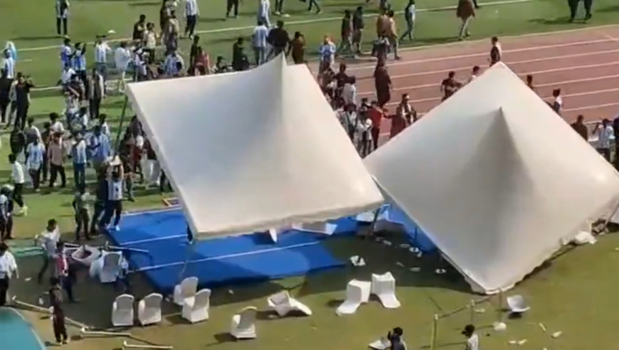 巨大争议！还原梅西印度行大混乱：大批球迷冲场丢杂物 现场一片狼藉