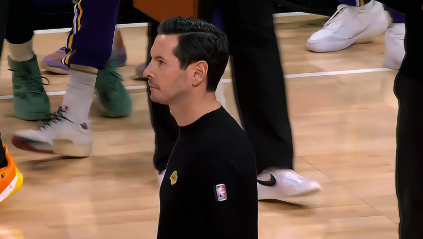 三节不到就投降？湖人被老鹰轰出15-2落后25分 雷迪克换下主力