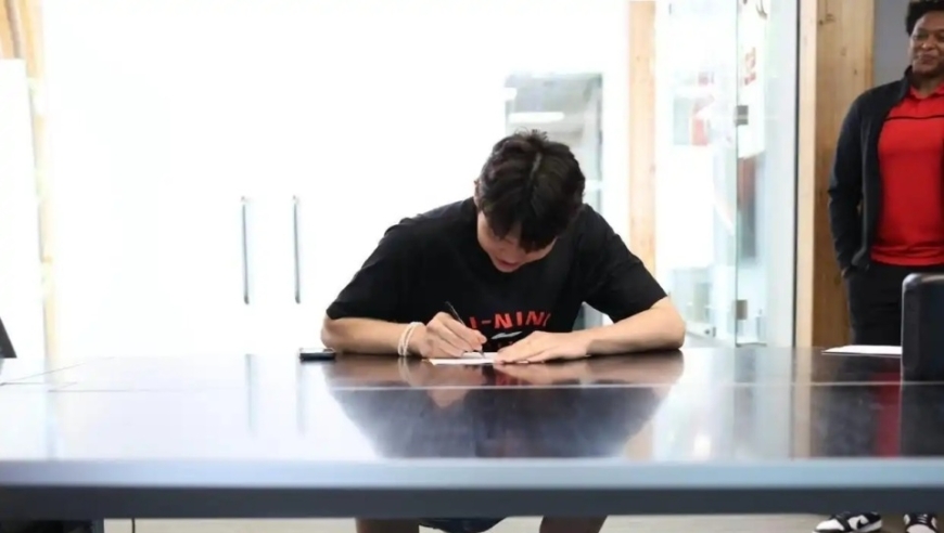 官宣！杨瀚森4年2139万正式签约开拓者，已超易建联5年NBA总薪水