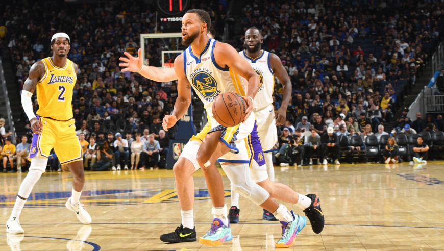 6日NBA五佳球：海斯双手滑翔空接隔扣 库里杂耍倒地2+1