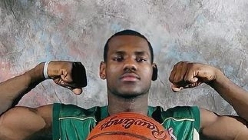 詹姆斯是球星 更是好丈夫和好父亲｜体坛记忆