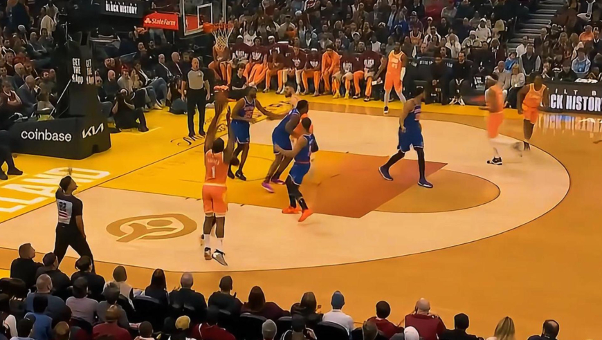 对轰！哈登三分回应布伦森三分 骑士尼克斯首节50秒时间对轰12分