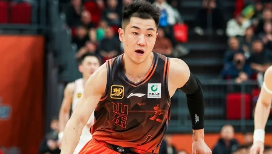 三分20中2还能赢！山东15战13胜藏玄机，邱彪复古篮球打疯了