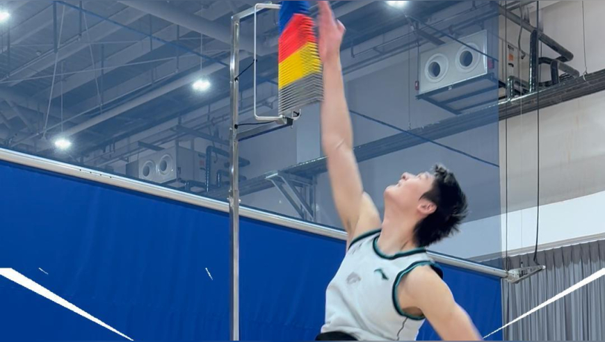 上海男篮体测原地摸高：队里是真的有猛人啊