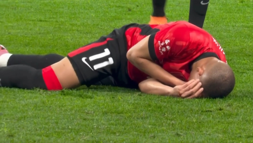 中超赛季首红！姜至鹏揭幕战肘击韦林顿吃红主动道歉 后者满脸鲜血