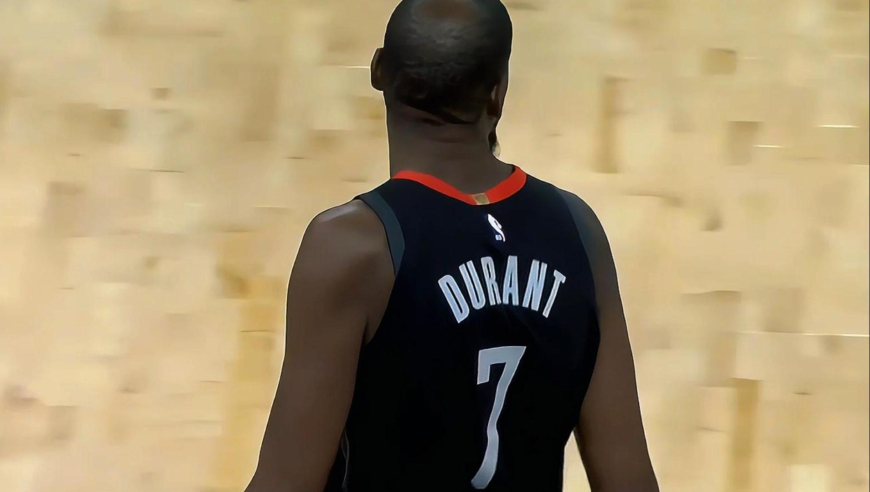 火三疯降临！火箭第三节三分钟轰出11-0攻击波全员火力全开