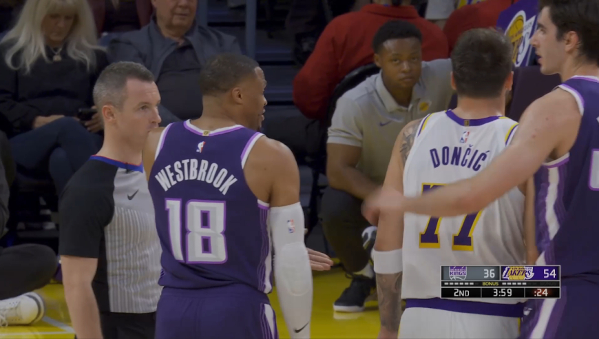 非常不满！东契奇硬蹭犯规遭威少怒喷吃T 前者微笑不在意但两罚全丢！