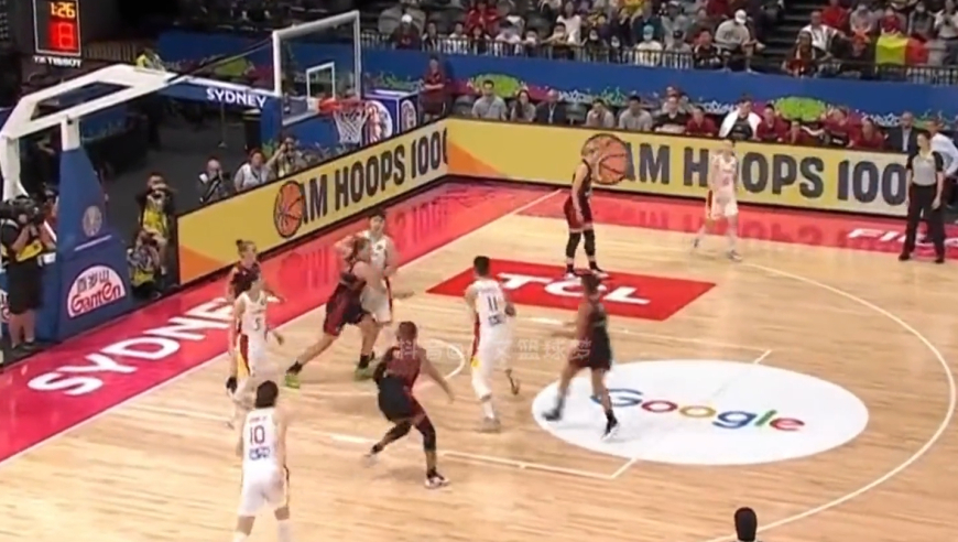 体坛记忆｜中国女篮最搞笑一幕诞生了，球迷笑疯了