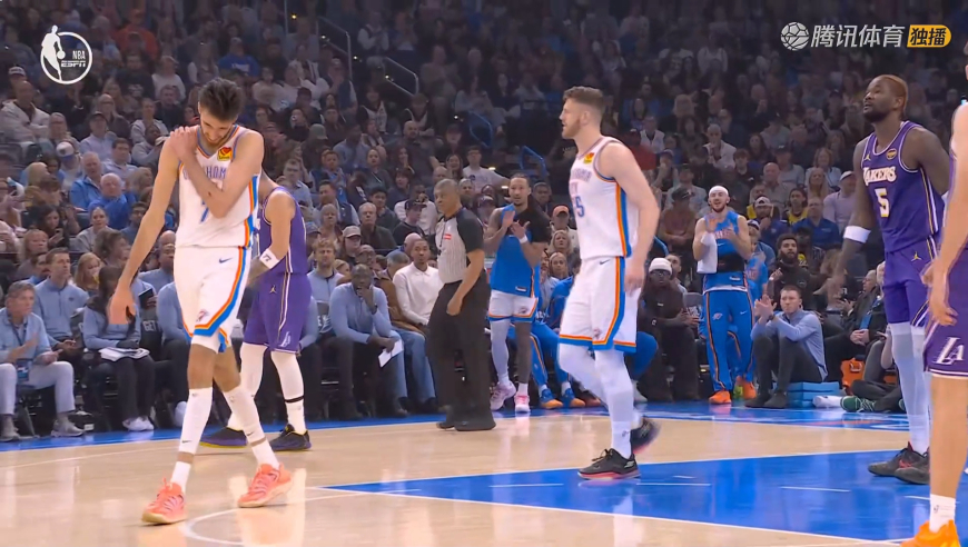 血洒赛场！切特强攻内线被艾顿与斯玛特抓伤手臂 裁判立马叫停比赛