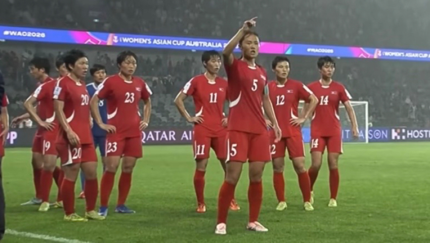 又笨又坏！朝鲜女足3次争议：踹邵子钦肘击王霜，队长带头险罢赛