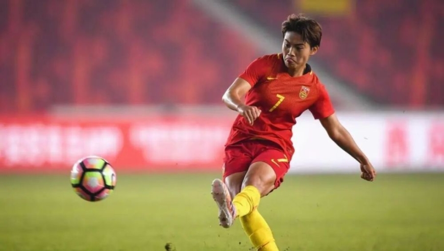 5岁被弃，23年浴血重生：她把自己活成了中国足球的脊梁