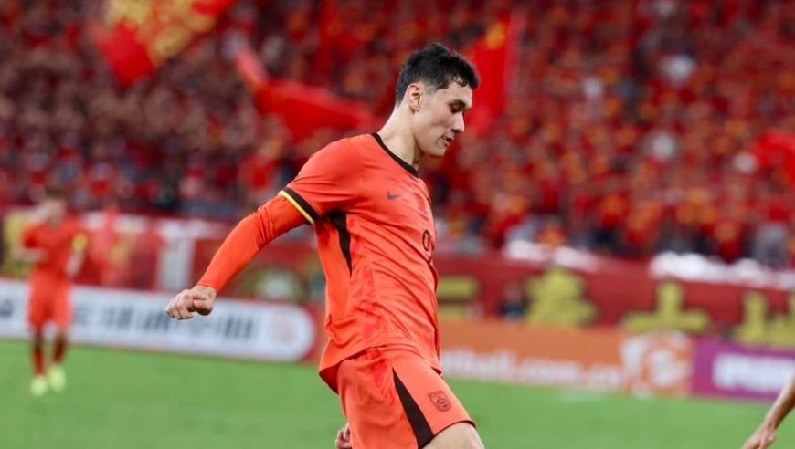 U22国足错失良机！中场长传精准策动，拜合拉木接直塞单刀被扑住