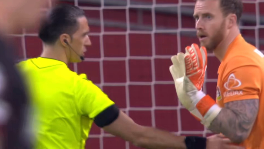 咋想的！超慢镜还原勒沃库森门将离谱送点，队友都看呆了