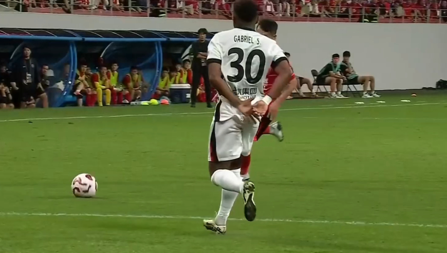 这球可惜了！费利佩头球攻门稍稍高出横梁 徐正源场边十分懊恼