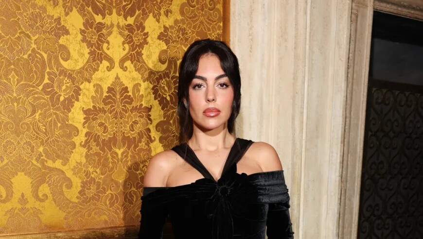 太阳报：C罗未婚妻乔治娜亮相时装秀，其惊艳造型成全场焦点