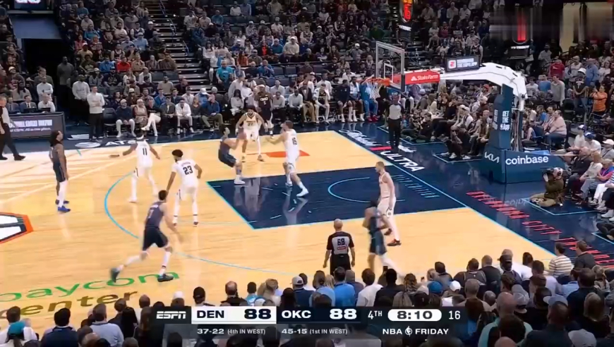 打起来了！慢镜还原雷霆掘金大规模冲突，约基奇暴怒干架！