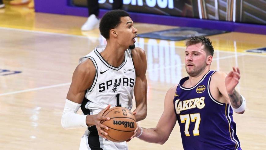 湖人险胜马刺迎5连胜升西部第2！东契奇35分准三双 文班六犯19+8