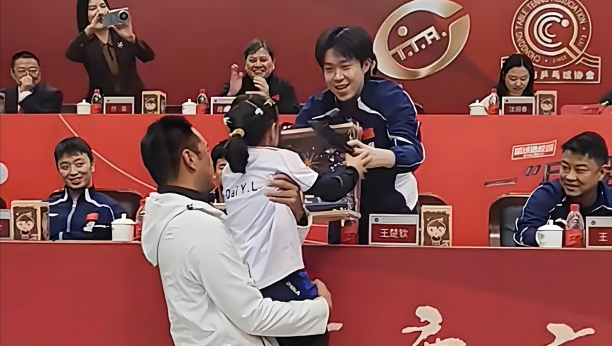 王楚钦主动和小女孩握手！起身弯腰双手接礼物，王皓好奇伸头打探