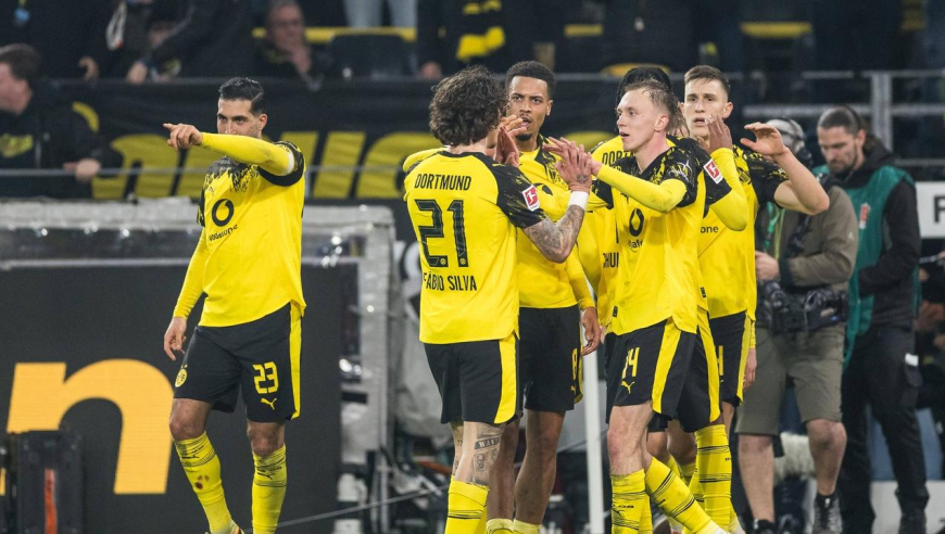 慢镜回看多特2-0门兴：小角度凌空扫射，读秒杀死悬念全场沸腾