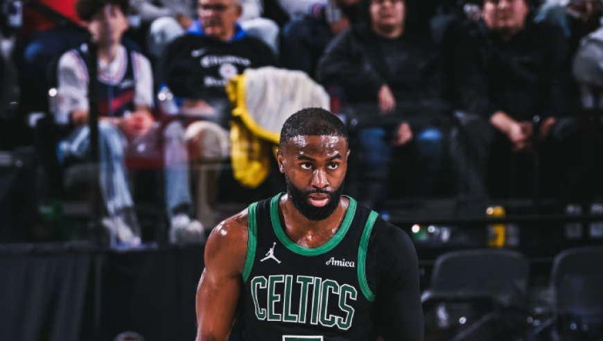 生涯之战！布朗50+6三分平纪录 单节7中7狂轰19分打爆快船