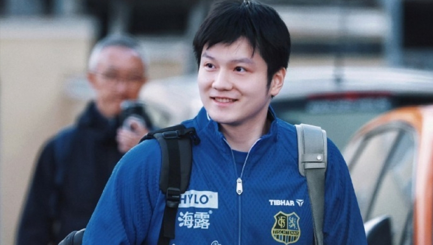 可爱！樊振东开凯迪拉克豪车主场上班，给Labubu玩偶穿上了皇马球衣