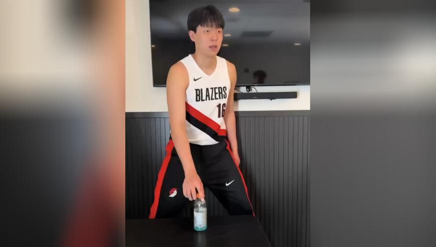 这手感真牛！杨瀚森玩三项小游戏表现出色：总用时仅14秒29
