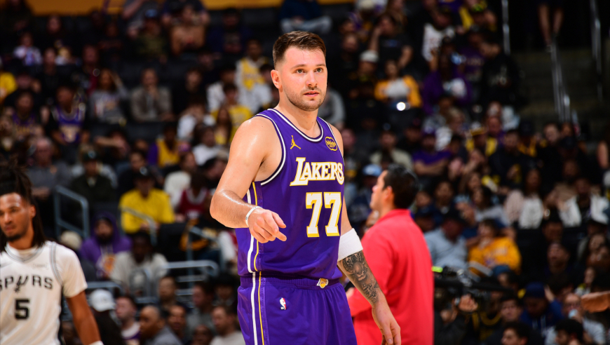 Top时刻｜湖人马刺五佳球：詹姆斯隔人战斧劈扣 东契奇超远三分