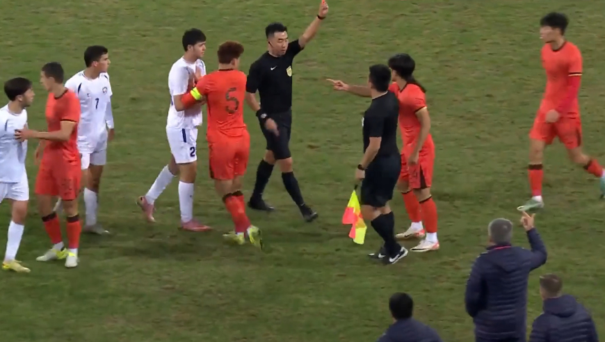 汪士钦被红牌罚下全过程：强行拉拽对手倒地再弯腰补刀，情绪失控染红仍一脸不服不忿