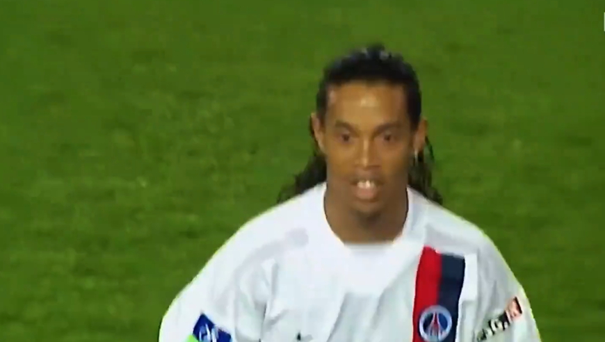 一个让皇马改变引援策略的男人！罗纳尔迪尼奥，球王之下他无敌！